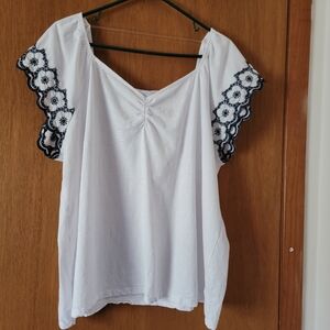 Time and Tru White Top with Navy Embroidery Size 22